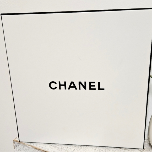 Authentic CHANEL Gift Box EUC, white and black 8.5"×8.5"×3.75" - Picture 4 of 4